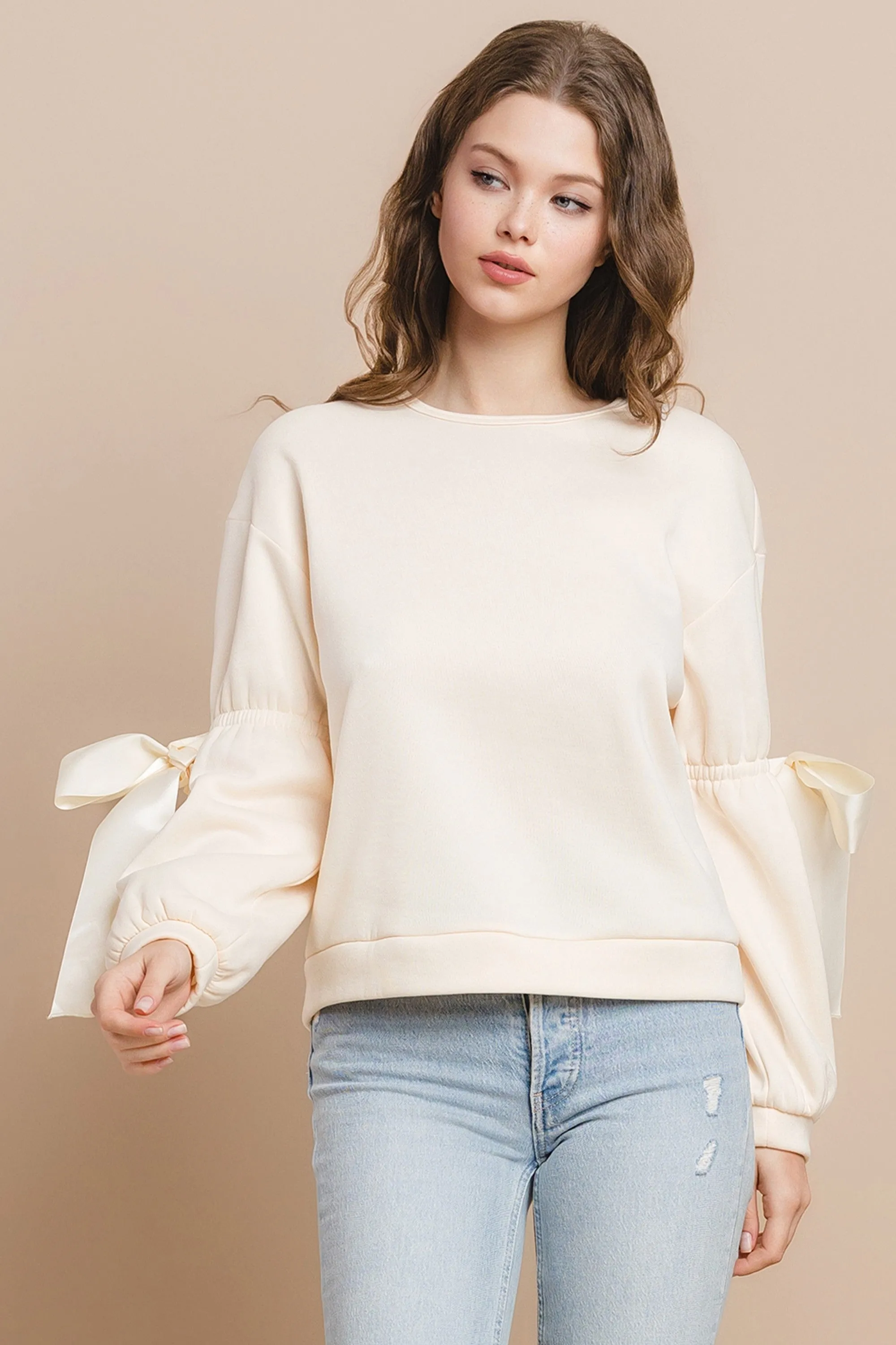 CREAM BOW SWEATSHIRT